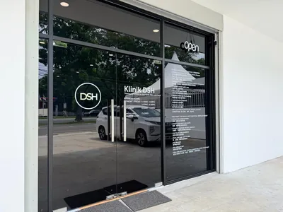 Dr Skin & Hair: Glass-front entrance of Klinik DSH on Green Lane, George Town
