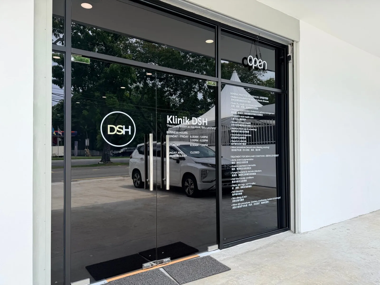 Dr Skin & Hair: Glass-front entrance of Klinik DSH on Green Lane, George Town