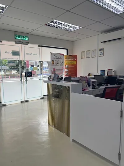 Dr Skin & Hair: Entrance and front counter of Klinik Bersatu Sungai Nibong, Bayan Lepas