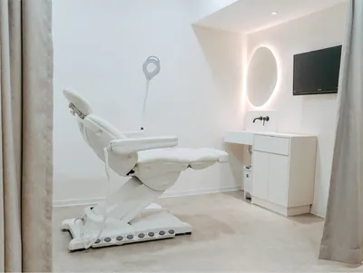 Treatment room with treatment chair at The K Klinik